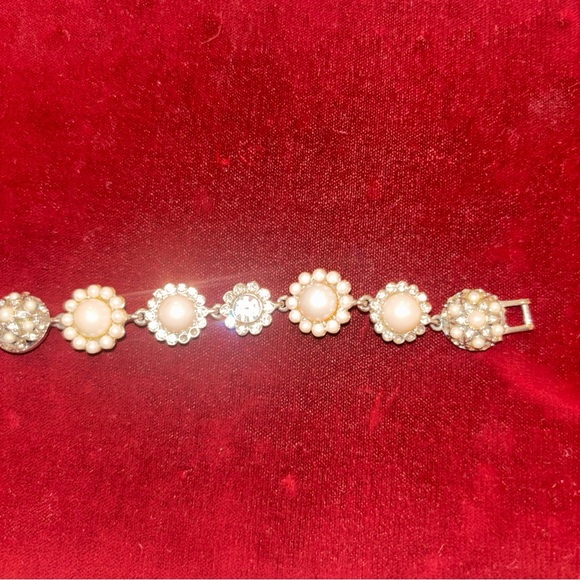 Elegant Cubic Zirconia & Faux Pearl Flower Bracelet - Picture 3 of 5